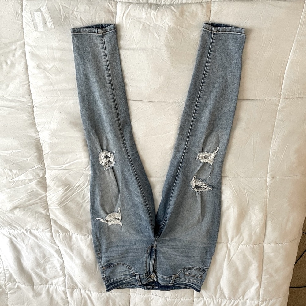 Distressed skinny denim jeans! Lace detail
